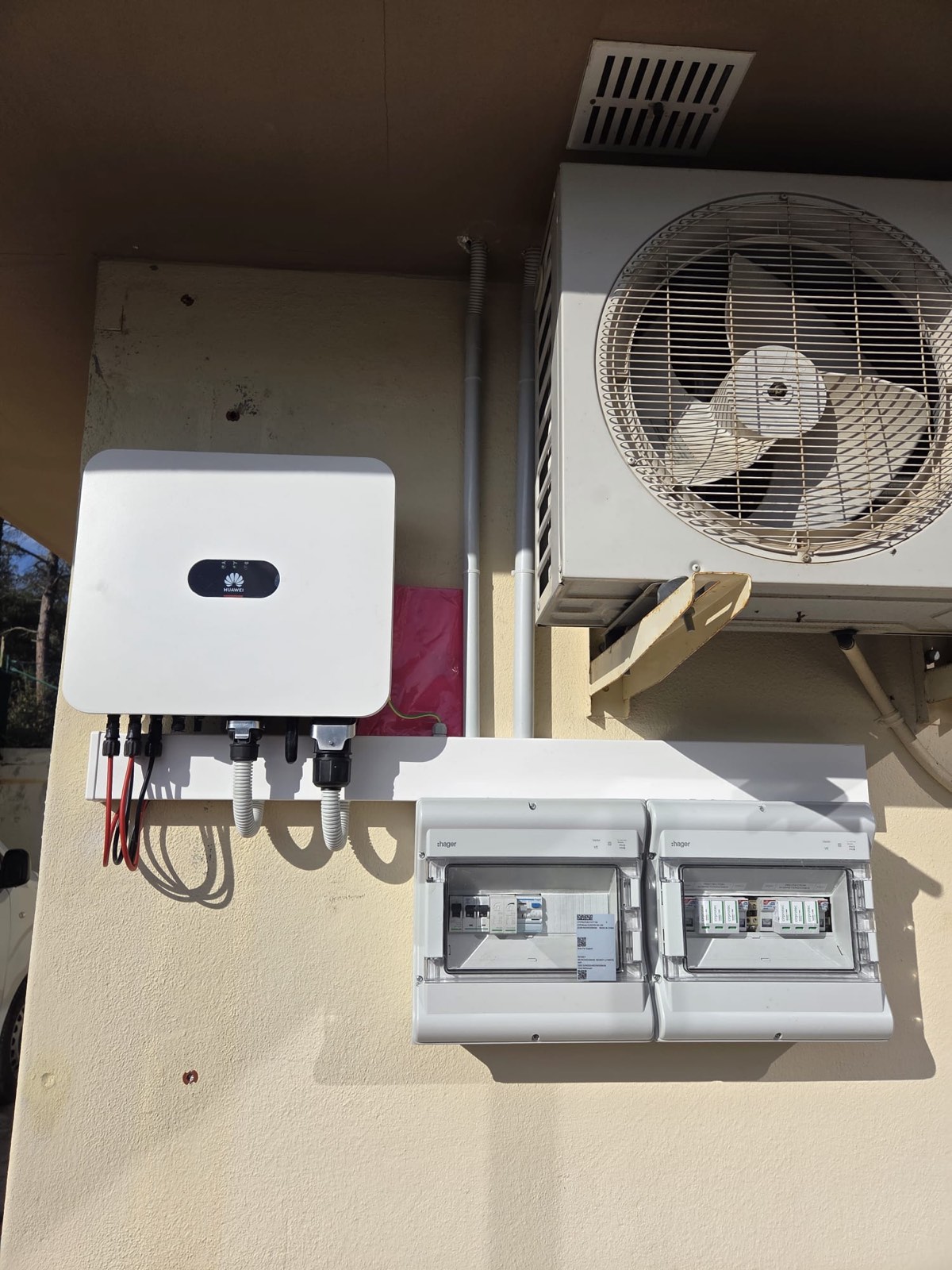 Inversor solar y cuadro eléctrico instalados por SICO Energía
