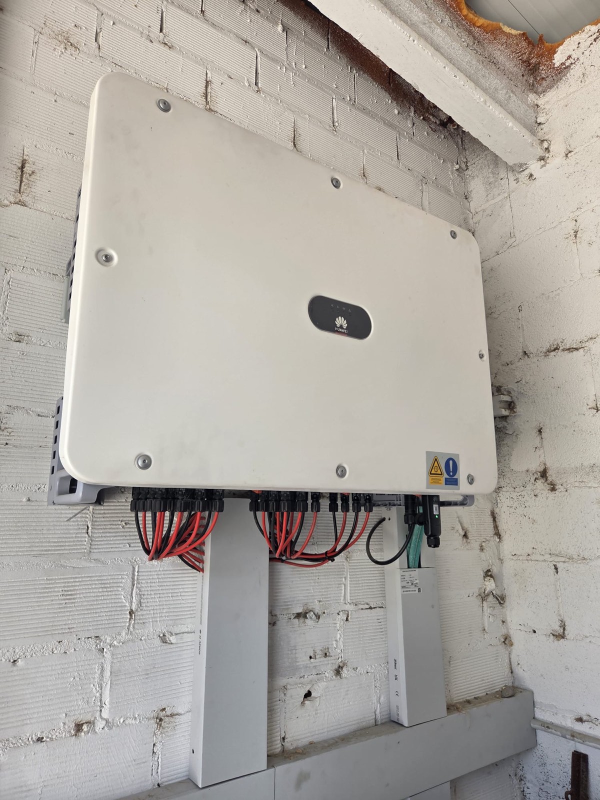 Inversor solar y cuadro eléctrico instalados por SICO Energía