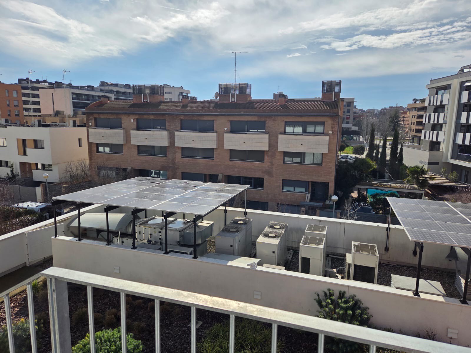 Pérgola con placas solares de SICO Energía